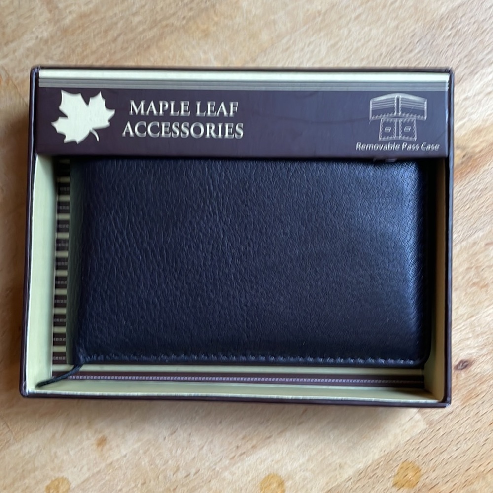 NWT black leather mens wallet. Made by Maple Leaf Accessories